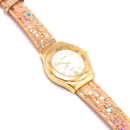 Goldfarbene Uhr mit nat&uuml;rlichem Armband und bunten...