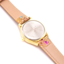 Goldfarbene Uhr mit nat&uuml;rlichem Armband und bunten Punkten